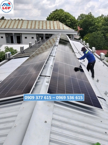 Kỹ thuật viên Lê Gia Phát lắp đặt tấm pin năng lượng mặt trời tại dự án Vĩnh Long