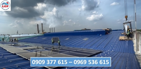 Đội ngũ kỹ thuật Lê Gia Phát lắp đặt tấm pin năng lượng mặt trời tại dự án Dongjin ngày 19/06