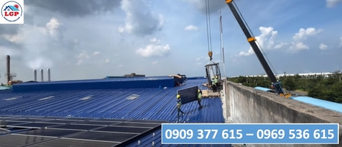 Đội ngũ kỹ thuật Lê Gia Phát lắp đặt tấm pin năng lượng mặt trời tại dự án Dongjin ngày 19/06