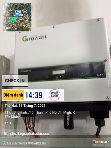 Kỹ thuật viên Lê Gia Phát kiểm tra inverter và tủ điện trong quá trình bảo trì điện mặt trời
