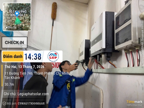 Kỹ thuật viên Lê Gia Phát kiểm tra inverter và tủ điện trong quá trình bảo trì điện mặt trời