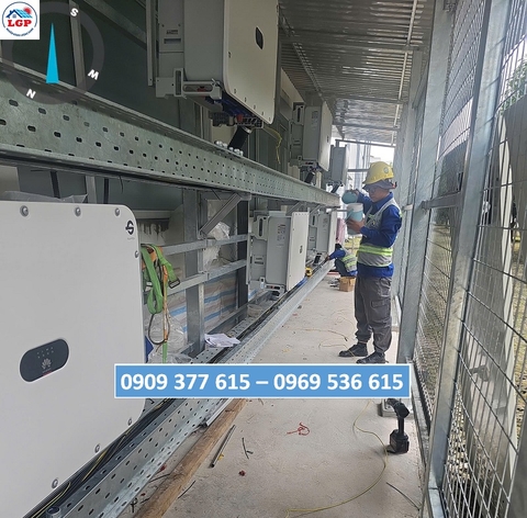 Kỹ thuật viên Lê Gia Phát đang thi công kéo cáp và làm nhà inverter dự án 1900 tấm pin