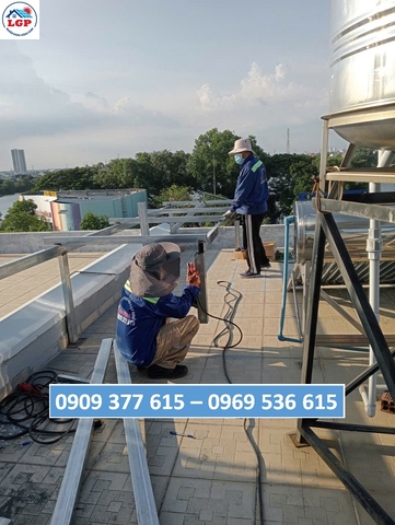 kỹ thuật viên Lê Gia Phát thi công hệ thống điện mặt trời có lưu trữ cho nhà dân tại khu dân cư Bình Nguyên (Dĩ AN, Bình Dương cũ)