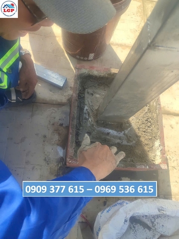 Kỹ thuật viên Lê Gia Phát thi công hệ thống điện mặt trời có lưu trữ cho nhà dân tại khu dân cư Bình Nguyên (Dĩ AN, Bình Dương cũ)
