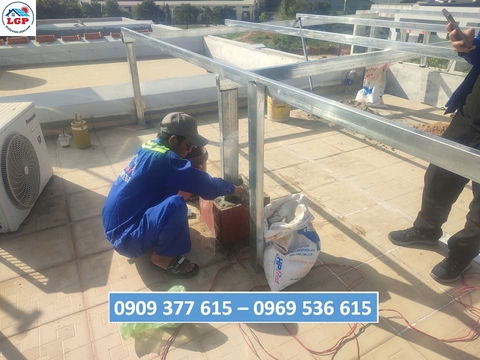 Kỹ thuật viên Lê Gia Phát thi công hệ thống điện mặt trời có lưu trữ cho nhà dân tại khu dân cư Bình Nguyên (Dĩ AN, Bình Dương cũ)