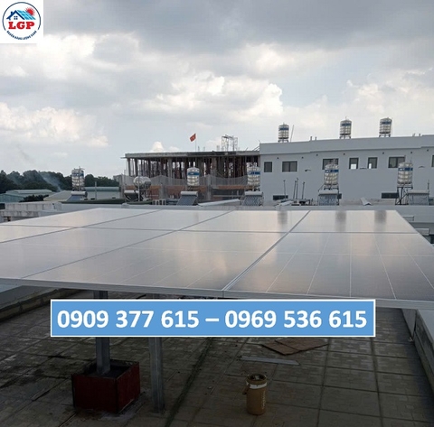 Kỹ thuật viên Lê Gia Phát thi công hệ thống điện mặt trời có lưu trữ cho nhà dân tại khu dân cư Bình Nguyên (Dĩ AN, Bình Dương cũ)