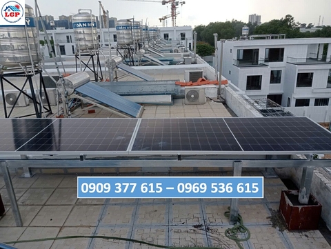 Kỹ thuật viên Lê Gia Phát thi công hệ thống điện mặt trời có lưu trữ cho nhà dân tại khu dân cư Bình Nguyên (Dĩ AN, Bình Dương cũ)