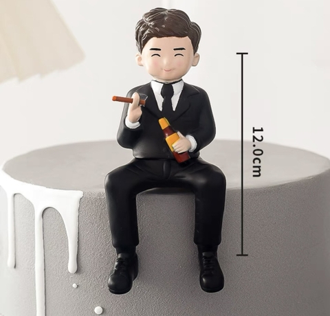 รูปปั้นชายหนุ่มถือไปป์และขวดไวน์ (พลาสติกสวยงาม)