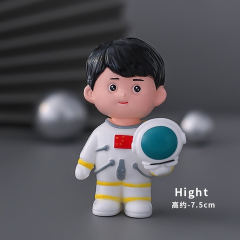 รูปปั้นนักบินอวกาศพลาสติกสวยงาม (นางแบบถือหมวก)