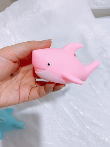 รูปปั้น-ฉลาม-สีชมพู