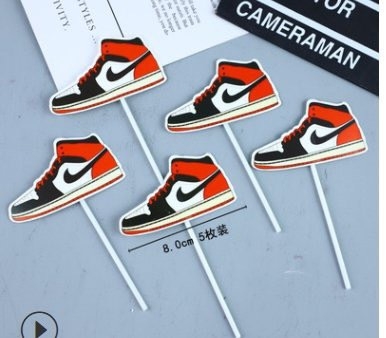 รองเท้าบาสเก็ตบอล 5 คู่ (กระดาษ)