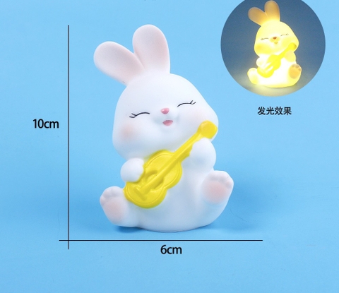 รูปปั้นกระต่ายขาวถือพิณ (มีไฟเรืองแสง)