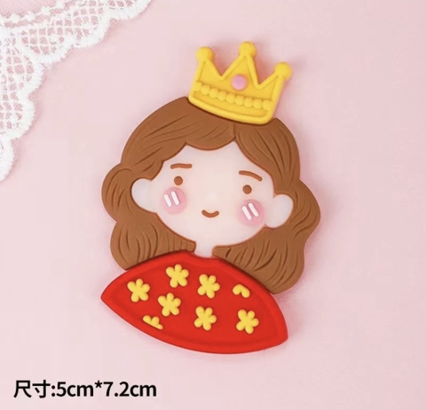 รูปปั้นแม่พลาสติก 5 องค์ (เสื้อแดงดอกเหลือง)