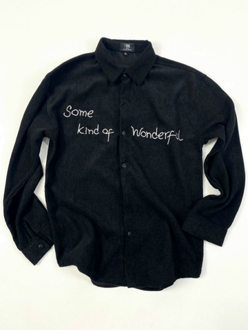 Áo Sơ Mi Nhung Thêu Chữ Some Kind Of Wonderful Màu Đen