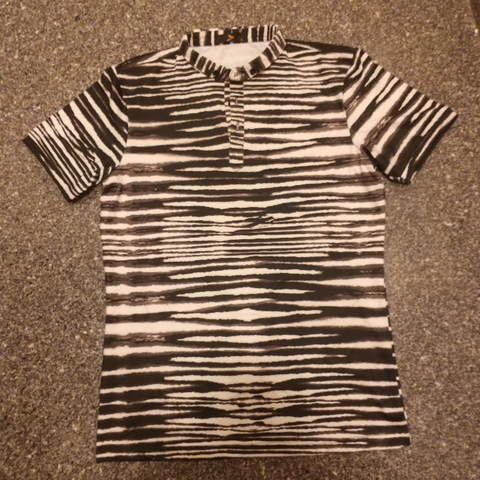 Áo Thun Nam Cổ Trụ Sọc Cách Điệu