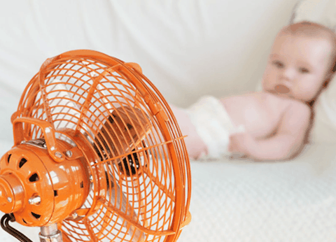 Trẻ sơ sinh nằm điều hòa hay quạt tốt hơn? Giải đáp chi tiết cho cha mẹ