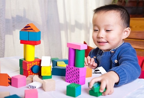 Có phải trẻ chơi đồ chơi ráp hình trí tuệ nào cũng được?