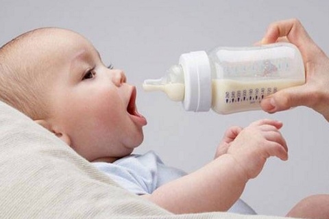 7 kiểu phản xạ nguyên thủy cần lưu ý khi bé 3 tháng tuổi