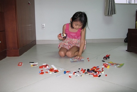 Trẻ học cách tư duy khi chơi đồ chơi ráp hình và đồ chơi trí tuệ