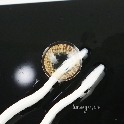 Kính áp tròng Luna Eyes được làm từ nguyên liệu gì?