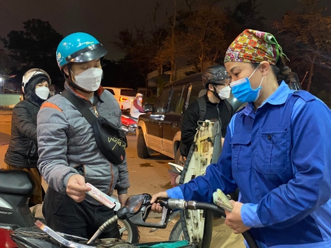 Người dân mang can đi mua trước khi xăng tăng giá 400 đồng/lít