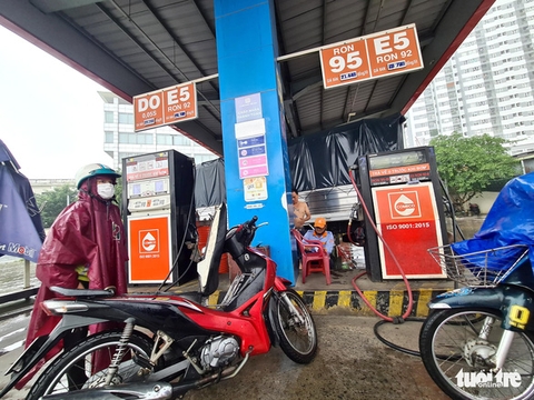 Vẫn khó mua xăng ở một số tuyến đường tại TP.HCM