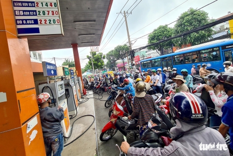 TP.HCM: Hàng loạt cây xăng chỉ bán 20.000-30.000 đồng, nhiều nơi hết xăng