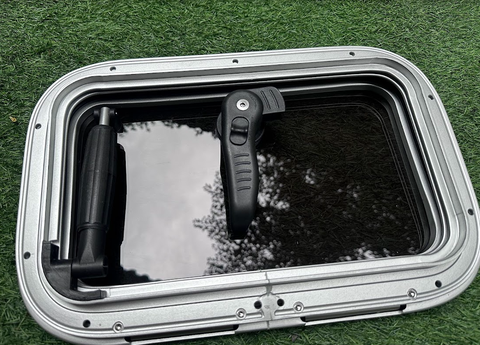 Cửa Nóc Nhôm, KÍNH Acrylic , Kích Thước trong 260x343mm, ngoài 408x625mm, MÃ BS-0089AA02, hàng mới 100%