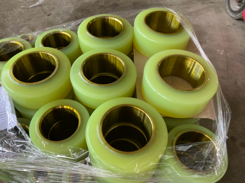 Sàn kho không đạt chuẩn ảnh hưởng như thế nào đến bánh PU của xe nâng?