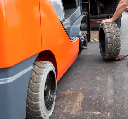 Tại sao xe nâng thay lốp mới vẫn hoạt động không trơn tru?