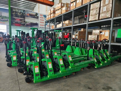 Những yếu tố nhỏ trong kho có thể làm xe nâng tay cơ xuống cấp nhanh hơn