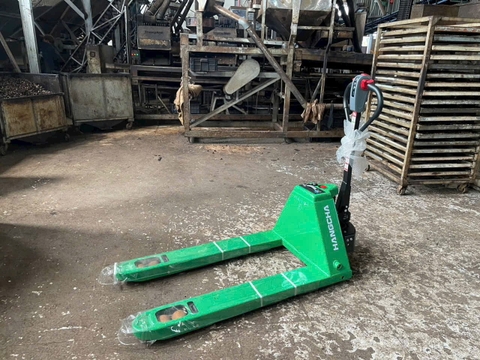 Vì sao xe nâng tay cơ không phù hợp với một số loại pallet?