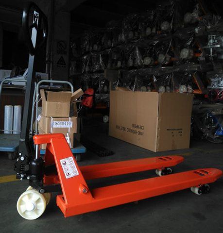 Vì sao xe nâng tay cơ không phù hợp với một số loại pallet?
