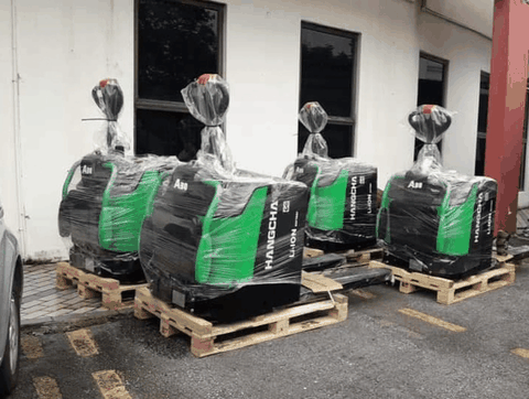 So sánh xe nâng tay cơ và xe nâng điện pallet: Đâu là lựa chọn tối ưu chi phí cho kho của bạn?