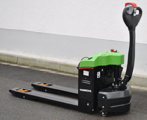 Khi nào nên chọn xe nâng pallet tay cơ, khi nào nên dùng xe nâng pallet điện?
