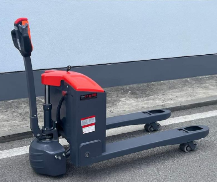 Xe nâng tay giúp tiết kiệm nhân công như thế nào trong vận hành kho?