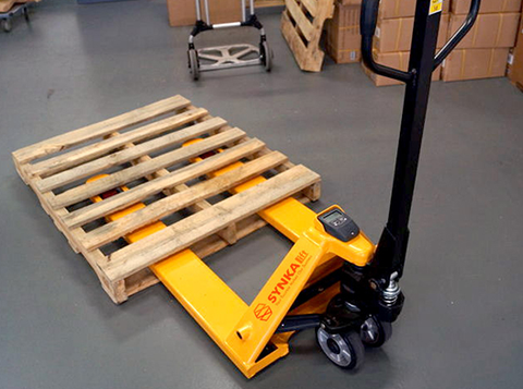 Vì sao xe nâng tay cơ hoạt động tốt ở kho nhỏ nhưng lại kém hiệu quả ở kho lớn?