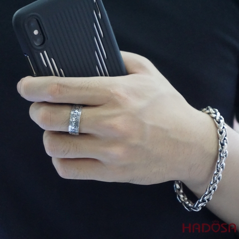 Nhẫn bạc Thái khắc chữ Vạn