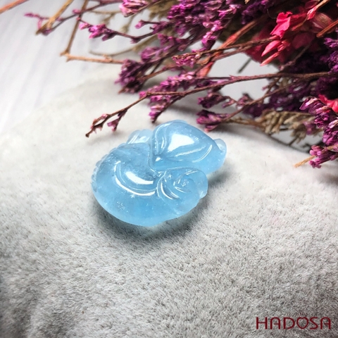 Hồ Ly ôm hoa mẫu đơn đá Aquamarine