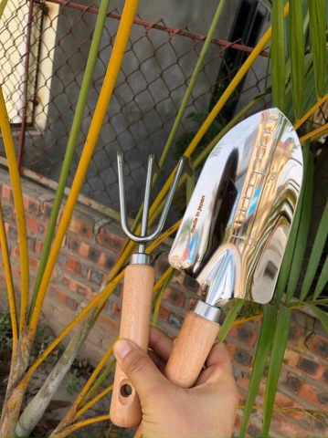 Bộ dụng cụ làm vườn inox cán gỗ cao cấp ( bay + cào ) LV124