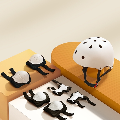Mũ bảo hiểm và đồ bảo hộ bọc đầu gối cho bé