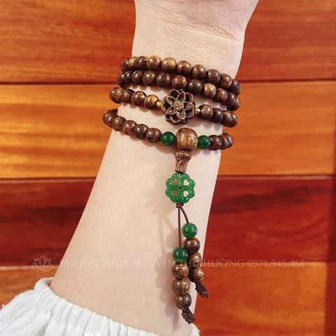 Vòng trầm mix charm hoa sen, mặt đá cỏ 4 lá, charm vàng