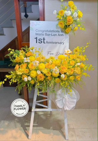 Kệ hoa khung tranh tone vàng chúc mừng sinh nhật ở Linh Lang Ba Đình Hà Nội