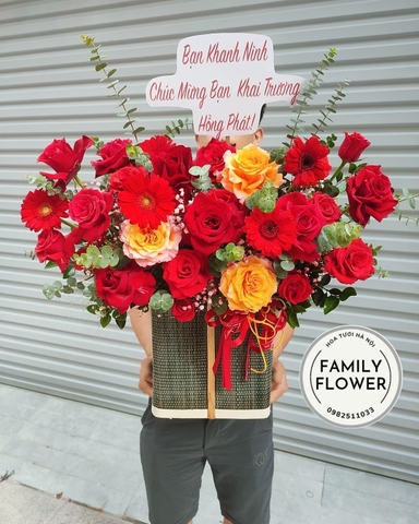 Lẵng hoa đỏ may mắn chúc bạn khai trương hồng phát ở quận Cầu Giấy - Hà Nội. Hoa tươi Hà Nội