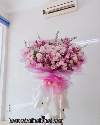 Bó hoa khổng lồ khiến nàng say đắm. Hoa tươi Hà Nội.