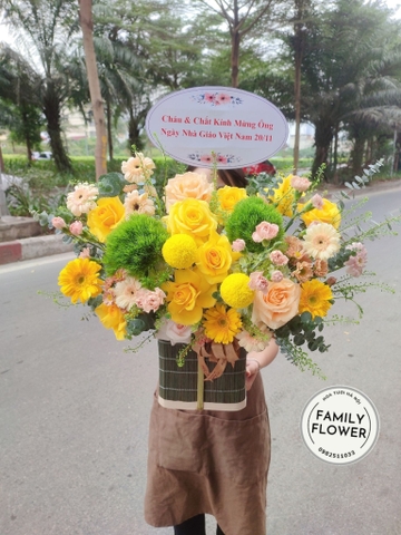 Lẵng hoa tone vàng hồng chúc mừng ngày Nhà giáo Việt Nam 20/11 đẹp tại Cầu Giấy.