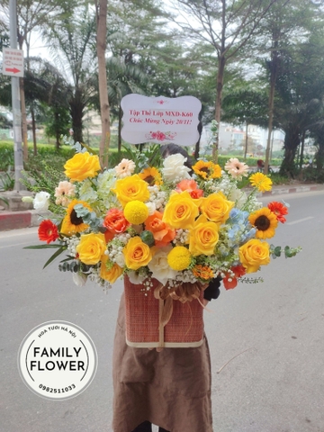 Lẵng hoa chúc mừng màu vàng cam ngọt ngào tại Hà Nội.