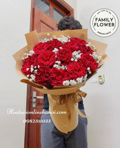 Bó hoa hồng đỏ bọc giấy báo  tặng người yêu nhân dịp sinh nhật , tỏ tình