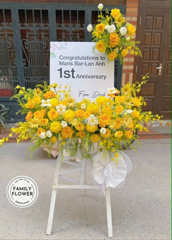 Kệ hoa khung tranh tone vàng chúc mừng sinh nhật ở Linh Lang Ba Đình Hà Nội