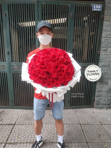 Bó hoa hồng đỏ 99 bông tròn đầy tặng nàng đẹp tại Cầu Giấy - Hà Nội. Hoa hồng đỏ Hà Nội